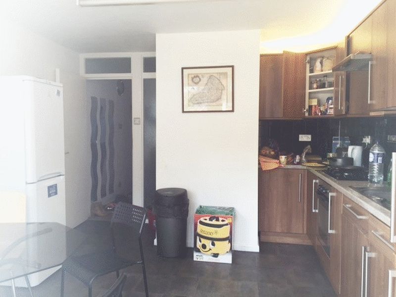 Spacious room to let in 5 bed house located in trendy Stoke Newington N16.