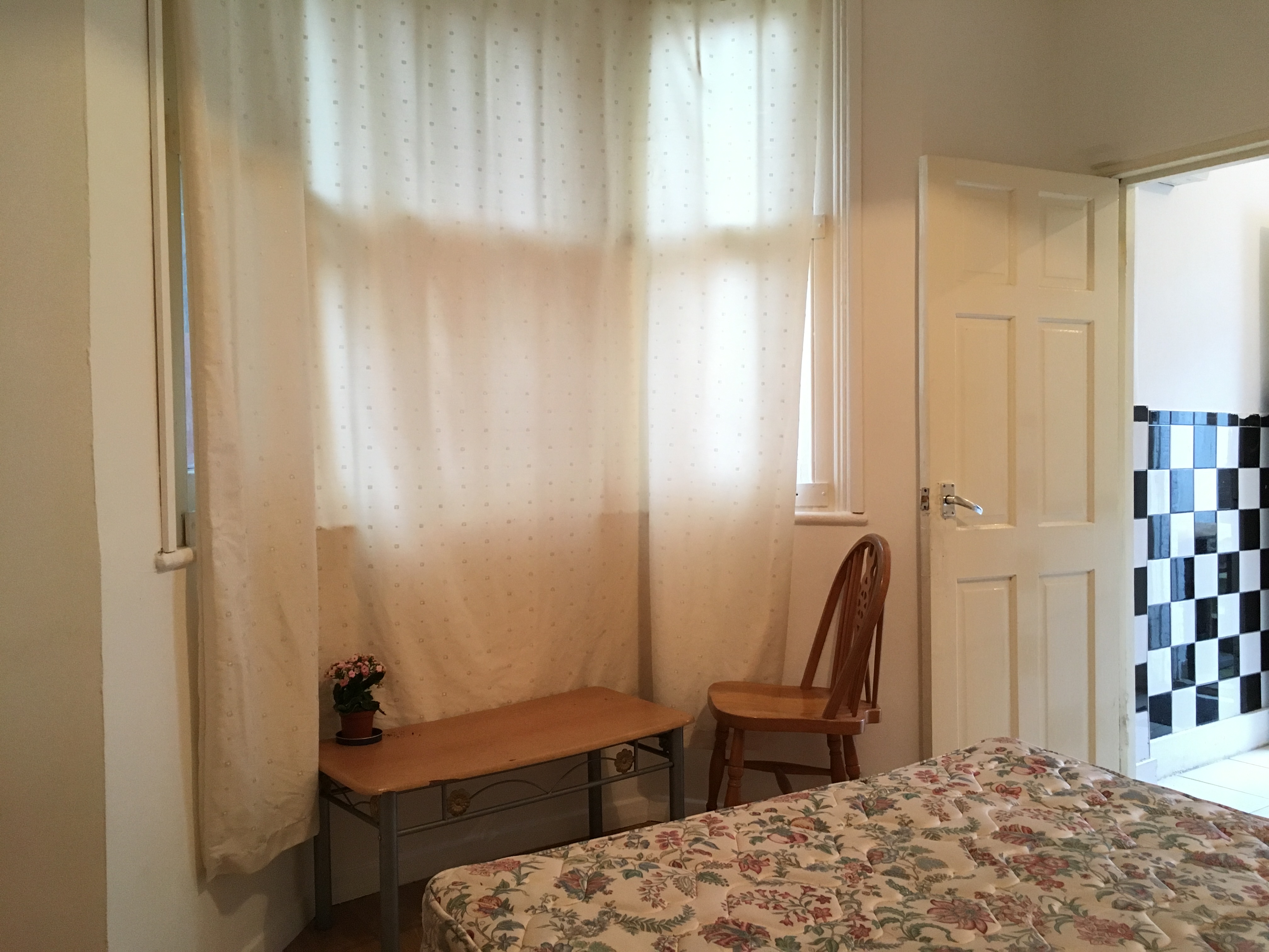 Spacious studio flat with a separate kitchen situated in Chingford Road, London E17.