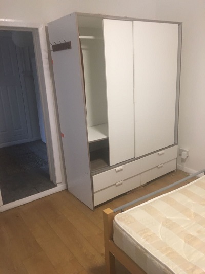 Spacious studio flat with separate kitchen situated on Chingford Road, London E17.