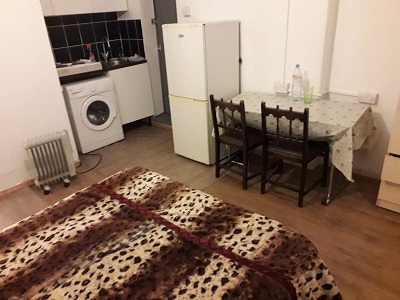 Self-contained studio flat located on Chingford Road, London E17. Bills inclusive within the rental.